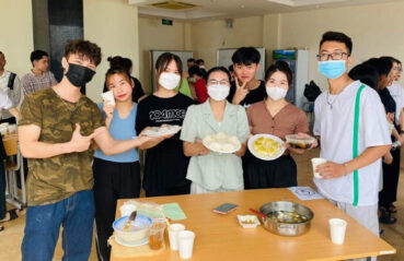 OUR学生が日本の家庭料理に挑戦！ハノイセンターでイベント開催、来日後の活用目指す｜OURベトナム